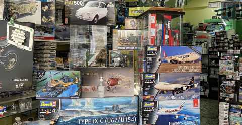 Auto, treni, aerei, navi:  l'arte del modellismo. Ma il mercato online lo sta uccidendo